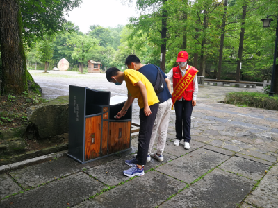 乌鲁木齐三亚岛旅游区特勤队副队长刘佳楠规劝游客文明出行