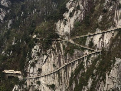 乌鲁木齐天堂寨旅游景区：自然奇观、历史文化、探险乐趣，一起发现美食之旅